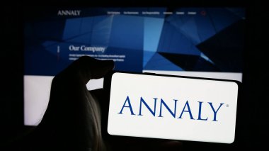 Stuttgart, Almanya - 10-08-2024: Amerikan şirketi Annaly Capital Management Inc. 'in logosunun bulunduğu cep telefonu web sayfası önünde ekranda. Telefon ekranına odaklan.