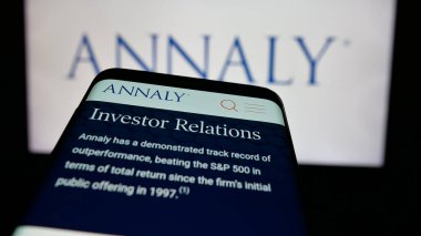 Stuttgart, Almanya - 10-08-2024: İş logosu önünde ekranda Annaly Capital Management Inc. 'in web sitesi bulunan cep telefonu. Telefon ekranının sol üst kısmına odaklan.