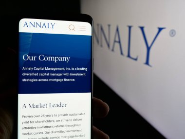 Stuttgart, Almanya - 10-08-2024: ABD 'li Annaly Capital Management Inc.' in web sayfası ile akıllı telefon sahibi kişi logonun önünde ekranda. Telefon ekranının merkezine odaklan.