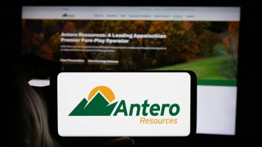 Stuttgart, Almanya - 10-08-2024: ABD 'li Antero Resources Corporation şirketinin logosuyla cep telefonu sahibi kişi iş sayfası önünde ekranda. Telefon ekranına odaklan.