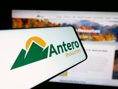 Stuttgart, Almanya - 10-08-2024: Amerikan Antero Resources Corporation şirketinin logosunun yer aldığı cep telefonu iş sitesinin önünde ekranda. Telefon ekranının merkezine odaklan.