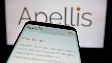 Stuttgart, Almanya - 10-08-2024: İş logosu önünde ekranda ABD 'li Apellis Pharmaceuticals Inc.' in web sitesi bulunan cep telefonu. Telefon ekranının sol üst kısmına odaklan.