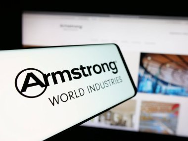 Stuttgart, Almanya - 10-08-2024: Armstrong World Industries Inc. adlı Amerikan şirketinin logosu iş dünyasının web sitesinin önünde ekranda. Telefon ekranının soluna odaklan.