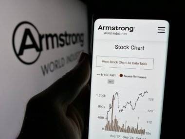 Stuttgart, Almanya - 10-08-2024: ABD 'li Armstrong World Industries Inc. şirketinin web sayfası ile akıllı telefon sahibi kişi logonun önünde ekranda. Telefon ekranının merkezine odaklan.