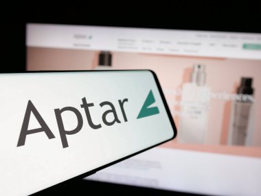 Stuttgart, Almanya - 10-08-2024: Web sitesinin önünde ekranda Amerikan ambalaj şirketi AptarGroup Inc. (Aptar) logosu bulunan cep telefonu. Telefon ekranının soluna odaklan.
