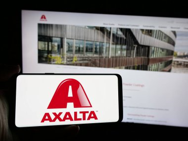 Stuttgart, Almanya - 10-09-2024: ABD 'li şirket Axalta Coating Systems Ltd.' nin logosunu taşıyan kişi web sitesinin önünde ekranda. Telefon ekranına odaklan.