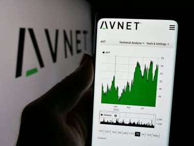 Stuttgart, Almanya - 10-09-2024: ABD 'li elektronik şirketi Avnet Inc.' nin web sayfası olan cep telefonu logosu önünde ekranda. Telefon ekranının merkezine odaklan.