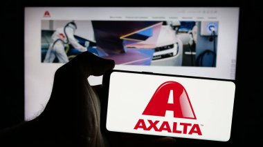 Stuttgart, Almanya - 10-09-2024: Amerikan şirketi Axalta Coating Systems Ltd. 'nin logosunun bulunduğu cep telefonu web sayfası önünde ekranda. Telefon ekranına odaklan.