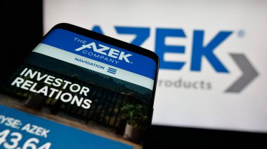 Stuttgart, Almanya - 10-09-2024: ABD 'li açık hava ürünleri şirketi Azek Company Inc.' in web sitesi ile birlikte logo önünde ekranda. Telefon ekranının sol üst kısmına odaklan.