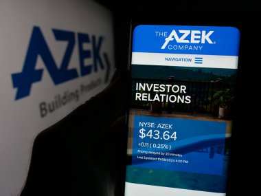 Stuttgart, Almanya - 10-09-2024: ABD 'li açık hava ürünleri şirketi Azek Company Inc.' in web sayfası ile akıllı telefon sahibi kişi logolu ekranda. Telefon ekranının merkezine odaklan.