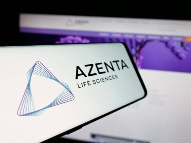 Stuttgart, Almanya - 10-09-2024: Amerikan yaşam bilimleri şirketi Azenta Inc. 'in logosuna sahip akıllı telefon, iş dünyasının web sitesinin önünde ekranda. Telefon ekranının soluna odaklan.