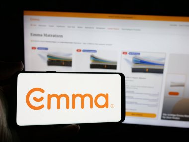 Stuttgart, Almanya - 10-09-2024: Alman şilte şirketi Emma Sleep GmbH 'in logosunu taşıyan kişi web sitesinin önünde ekranda. Telefon ekranına odaklan.
