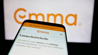 Stuttgart, Almanya - 10-09-2024: Alman şilte şirketi Emma Sleep GmbH 'in web siteli akıllı telefon iş logosu önünde ekranda. Telefon ekranının sol üst kısmına odaklan.
