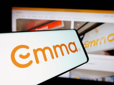 Stuttgart, Almanya - 10-09-2024: Alman şilte şirketi Emma Sleep GmbH 'in logosunun yer aldığı cep telefonu iş sitesinin önünde ekranda. Telefon ekranının merkez sağına odaklan.