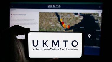 Stuttgart, Almanya - 10-09-2024: Birleşik Krallık Denizcilik Ticareti Operasyonları (UKMTO) logosu olan cep telefonu web sayfası önünde ekranda. Telefon ekranına odaklan.