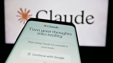 Stuttgart, Almanya - 2024-10-10: İş logosu önünde AI modeli Claude 'un (Antropik PBC) web sitesi bulunan cep telefonu. Telefon ekranının sol üst kısmına odaklan.