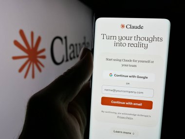 Stuttgart, Almanya - 2024-10-10: Şirket logosu önünde AI modeli Claude 'un (Antropik PBC) web sayfası olan cep telefonu sahibi. Telefon ekranının merkezine odaklan.
