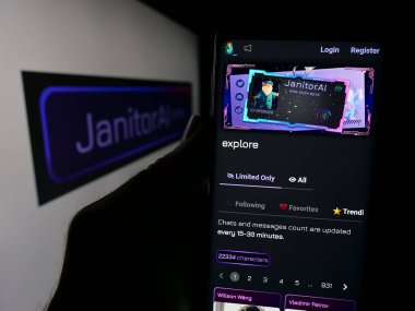 Stuttgart, Almanya - 2024-10-10: Yapay zeka şirketi JanitorAI Inc. 'in web sayfası olan cep telefonu logolu kişi ekranda. Telefon ekranının merkezine odaklan.