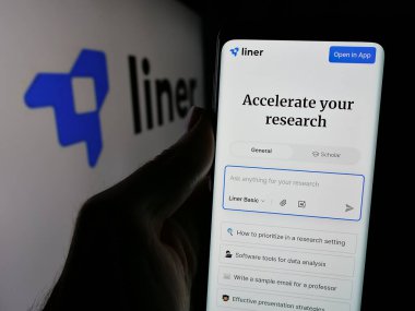 Stuttgart, Almanya - 2024-10-10: Amerikan Yapay Zeka Şirketi Liner Inc. 'in web sayfasını elinde tutan kişi ekranda logolu. Telefon ekranının merkezine odaklan.