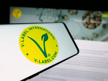 Stuttgart, Almanya - 10-10-2024: Web sitesi önünde EVU sertifikalı akıllı telefon. Telefon ekranının merkez soluna odaklan.