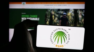 Stuttgart, Almanya - 10-11-2024: Web sayfasının önündeki ekranda sürdürülebilir Palm Oil (RSPO) üzerinde Yuvarlak Masa logosu bulunan cep telefonu sahibi kişi. Telefon ekranına odaklan.