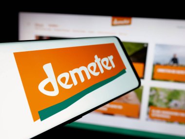 Stuttgart, Almanya - 10-11-2024: İnternet sitesi önünde ekranda Alman organik gıda kuruluşu Demeter 'in logosu bulunan cep telefonu. Telefon ekranının soluna odaklan.