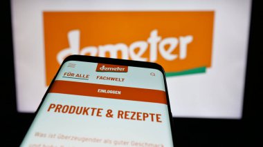 Stuttgart, Almanya - 10-11-2024: Alman organik gıda kuruluşu Demeter 'in web sitesi bulunan cep telefonu logonun önünde ekranda. Telefon ekranının sol üst kısmına odaklan.