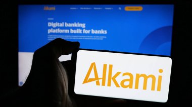 Stuttgart, Almanya - 10-11-2024: ABD 'li finans şirketi Alkami Technology Inc.' in logosunu taşıyan kişi web sitesinin önünde ekranda. Telefon ekranına odaklan.