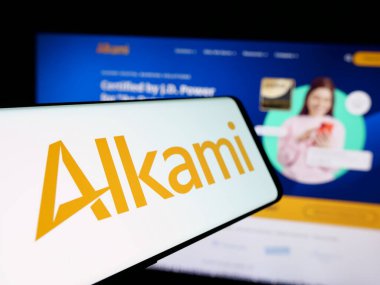 Stuttgart, Almanya - 10-11-2024: Amerikan finans şirketi Alkami Technology Inc. 'in logosunu içeren cep telefonu web sitesinin önünde ekranda. Telefon ekranının merkez soluna odaklan.