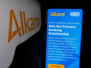 Stuttgart, Almanya - 10-11-2024: ABD 'li finans şirketi Alkami Technology Inc.' in internet sayfası ile cep telefonu logosu önünde ekranda. Telefon ekranının merkezine odaklan.