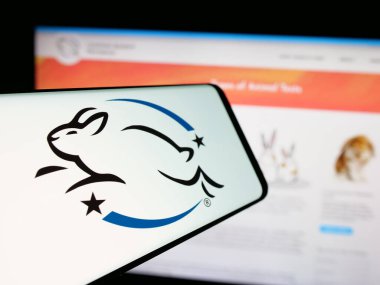 Stuttgart, Almanya - 10-11-2024: Sertifika organizasyonu logosu olan cep telefonu web sitesi önünde Sıçrayan Tavşan Programı. Telefon ekranının soluna odaklan.