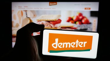 Stuttgart, Almanya - 10-11-2024: Alman organik gıda kuruluşu Demeter 'in logosunun bulunduğu cep telefonu web sayfası önünde ekranda. Telefon ekranına odaklan.