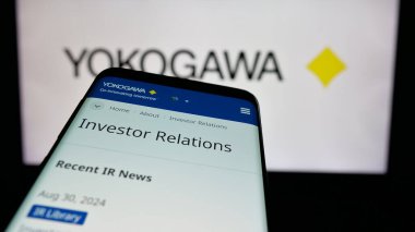 Stuttgart, Almanya - 10-14-2024: Japon şirketi Yokogawa Electric Corporation 'ın web sitesiyle birlikte logo önünde ekranda. Telefon ekranının sol üst kısmına odaklan.