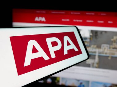 Stuttgart, Almanya - 10-14-2024: Avustralyalı doğalgaz şirketi APA Group 'un logosuna sahip akıllı telefon iş dünyasının web sitesinin önünde ekranda. Telefon ekranının merkez soluna odaklan.