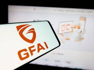Stuttgart, Almanya - 10-14-2024: Web sitesinin önünde ekranda Singapur teknoloji şirketi Koruyucu Güç Yapay Zeka logosu bulunan cep telefonu. Telefon ekranının merkez sağına odaklan.