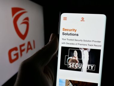 Stuttgart, Almanya - 10-14-2024: Singapur teknoloji şirketi Koruyucu Güç Yapay Zeka 'nın web sayfası ile ekranda logolu cep telefonu tutan kişi. Telefon ekranının merkezine odaklan.