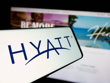 Stuttgart, Almanya - 10-16-2024: ABD 'li konukseverlik şirketi Hyatt Hotels Corporation' ın logosunun yer aldığı cep telefonu web sitesinin önünde ekranda. Telefon ekranının merkez soluna odaklan.