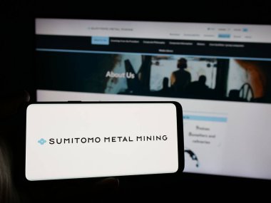 Stuttgart, Almanya - 10-16-2024: Japon şirketi Sumitomo Metal Mining Co. Ltd. nin logosuna sahip kişi web sitesinin önünde ekranda. Telefon ekranına odaklan.