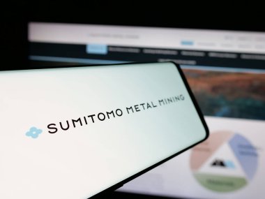 Stuttgart, Almanya - 10-16-2024: Japon şirketi Sumitomo Metal Mining Co. Ltd. nin logosuyla birlikte cep telefonu web sitesinin önünde ekranda. Telefon ekranının merkez soluna odaklan.
