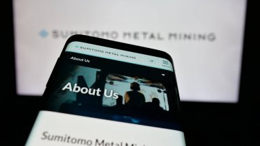 Stuttgart, Almanya - 10-16-2024: Japon şirketi Sumitomo Metal Mining Co. Ltd. nin web sitesi ile birlikte cep telefonu logonun önünde ekranda. Telefon ekranının sol üst kısmına odaklan.