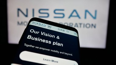 Stuttgart, Almanya - 10-16-2024: Japon şirketi Nissan Motor Corporation 'ın web sitesi ile cep telefonu iş logosu önünde ekranda. Telefon ekranının sol üst kısmına odaklan.