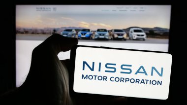 Stuttgart, Almanya - 10-16-2024: Japon şirketi Nissan Motor Corporation 'ın logosunun bulunduğu cep telefonu web sayfası önünde ekranda. Telefon ekranına odaklan.