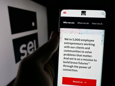 Stuttgart, Almanya - 10-16-2024: ABD 'li SEI Yatırım Şirketi' nin web sayfası logo önünde ekranda olan cep telefonu. Telefon ekranının merkezine odaklan.