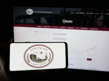 Stuttgart, Almanya - 10-16-2024: Amerikan şirketi Texas Pacific Land Corporation 'ın logosunun bulunduğu cep telefonu web sayfasının önünde ekranda. Telefon ekranına odaklan.