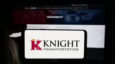 Stuttgart, Almanya - 10-16-2024: Knight-Swift Taşımacılık Holding Inc. 'nin logosunun bulunduğu cep telefonu şirketi iş sayfasının önünde ekranda. Telefon ekranına odaklan.