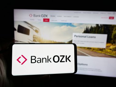 Stuttgart, Almanya - 10-16-2024: ABD 'li finans hizmetleri şirketi Bank OZK' nın logosunun bulunduğu akıllı telefon web sitesi önünde ekranda. Telefon ekranına odaklan.