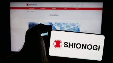 Stuttgart, Almanya - 10-16-2024: Japon ilaç şirketi Shionogi Co. Ltd. nin logosu olan cep telefonu web sayfası önünde ekranda. Telefon ekranına odaklan.