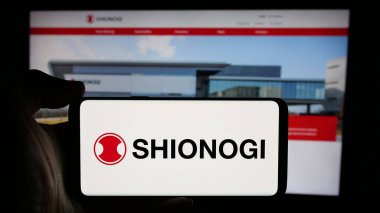 Stuttgart, Almanya - 10-16-2024: Japon ilaç şirketi Shionogi Co. Ltd. nin logosu olan cep telefonu web sayfası önünde ekranda. Telefon ekranına odaklan.