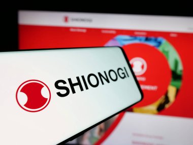 Stuttgart, Almanya - 10-16-2024: İnternet sitesinin önünde ekranda Japon ilaç şirketi Shionogi Co. Ltd. nin logosuna sahip cep telefonu. Telefon ekranının soluna odaklan.