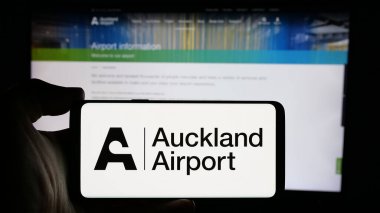 Stuttgart, Almanya - 10-16-2024: Auckland Uluslararası Havalimanı Limited şirketinin logosunun bulunduğu cep telefonu web sayfası önünde ekranda. Telefon ekranına odaklan.